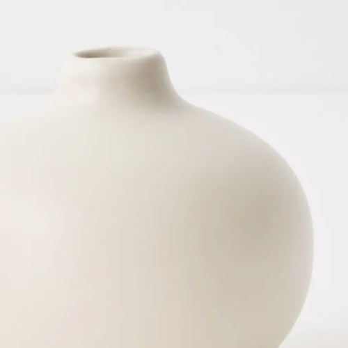 Close_Up_Of_White_Ceramic_Bud_Vase_white_background