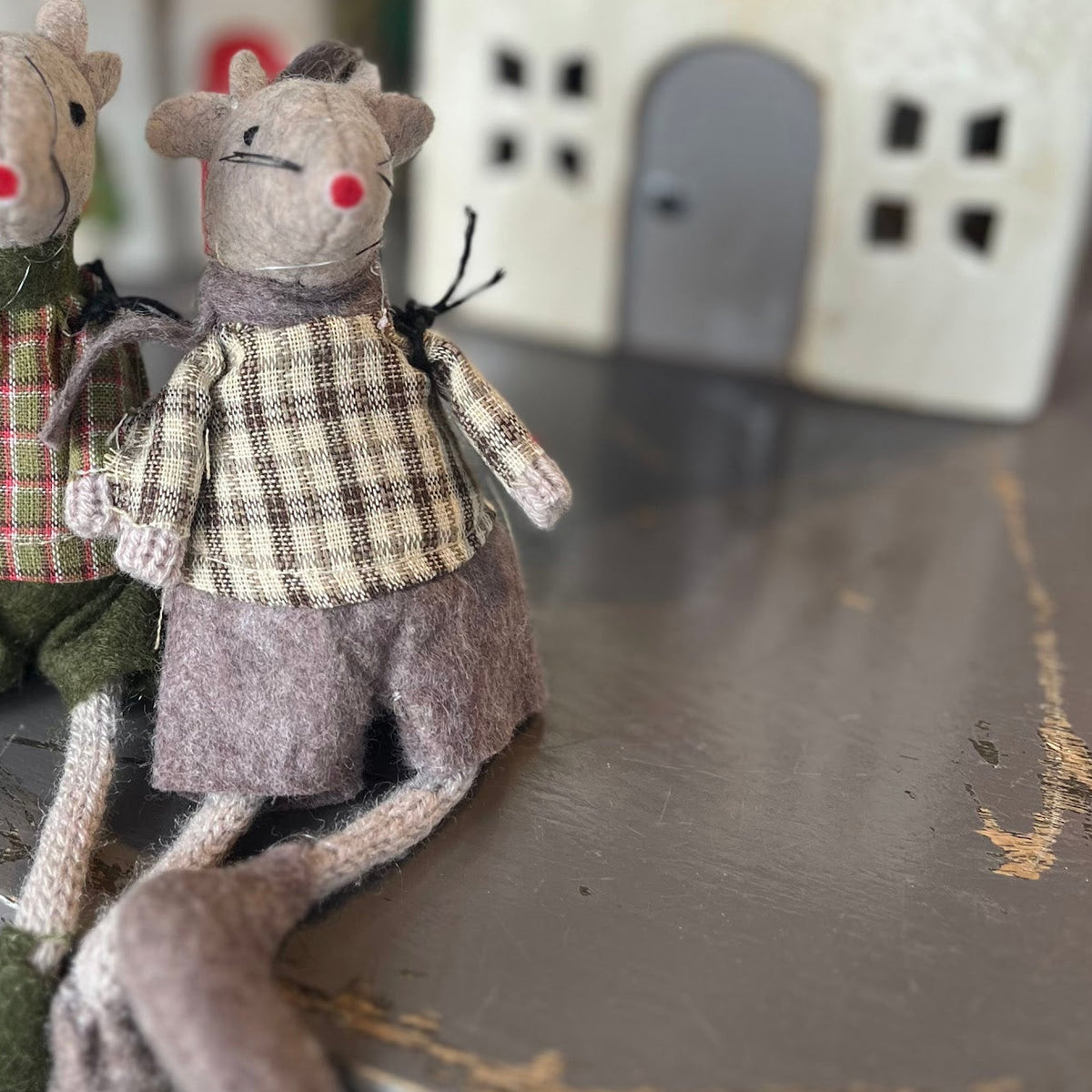 Brown Sitting Mouse Peter