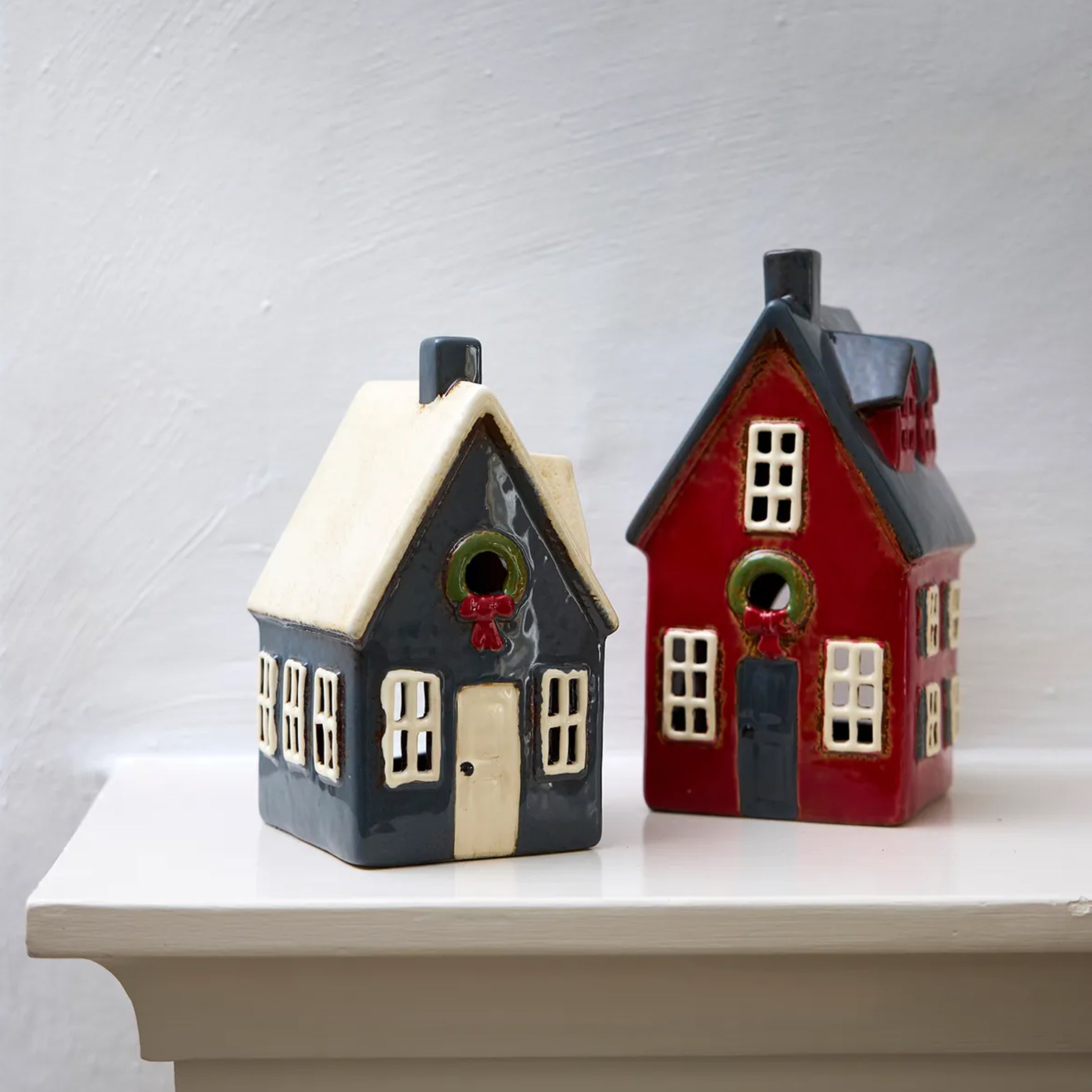 Tealight Cottage Red with Wreath - PREORDER now for end OCTOBER delivery